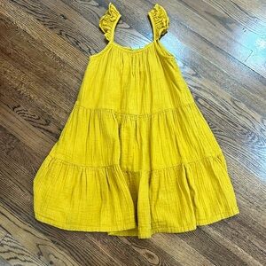 This is in good condition a yellow color very cute !